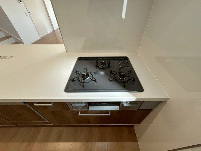 京都市西京区大原野上里紅葉町のキッチン|3口ガスコンロを備え、複数の料理を同時に調理できて家事の時短にも◎