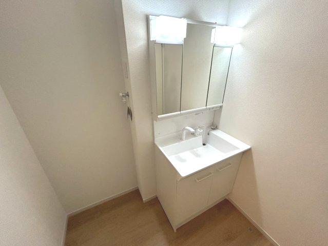 京都市西京区大原野上里紅葉町の独立洗面台|三面鏡の洗面化粧台
収納スペース付きです。