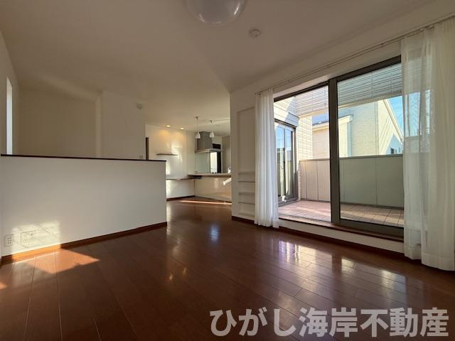 茅ヶ崎市菱沼1丁目　中古戸建の居間・リビング|新規リフォーム完了！　15.3帖　LDK