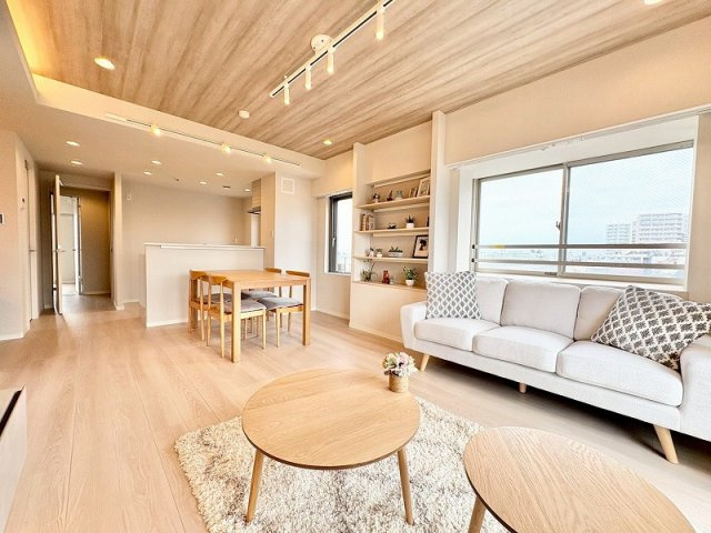 練馬区貫井1丁目　三方角部屋　家具エアコン付　新規フルリノベーションの居間・リビング