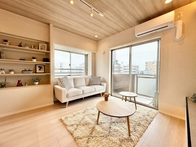 練馬区貫井1丁目　三方角部屋　家具エアコン付　新規フルリノベーションの居間・リビング