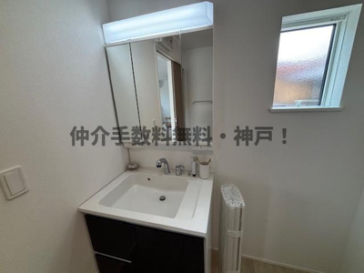 【独立洗面台】 | 神戸市西区玉津町今津　新築戸建2号棟　仲介手数料無料！ | 独立洗面台、小物を置くことができて便利です