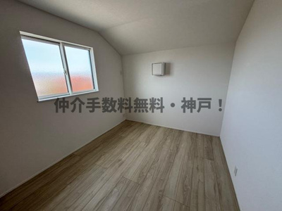 【洋室】 | 神戸市西区玉津町今津　新築戸建2号棟　仲介手数料無料！ | 落ち着いた色調の洋室です