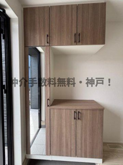 【玄関】 | 神戸市西区玉津町今津　新築戸建2号棟　仲介手数料無料！ | 明るい玄関です