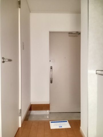 稲城市東長沼のアパートの玄関