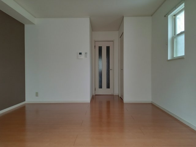 稲城市東長沼のアパートの居間・リビング