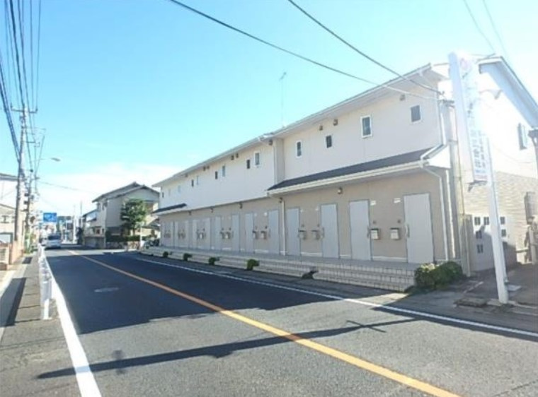 稲城市東長沼のアパートの外観