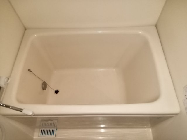 稲城市東長沼のアパートの浴室