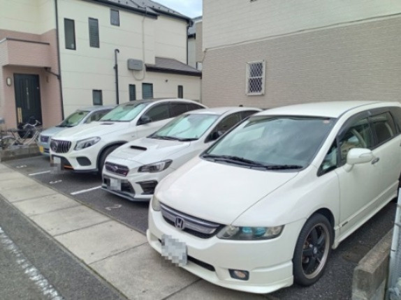 稲城市東長沼のアパートの駐車場