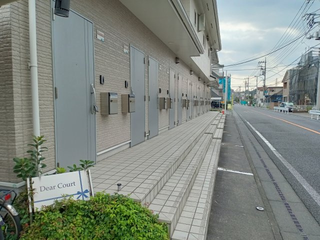 稲城市東長沼のアパートのエントランス