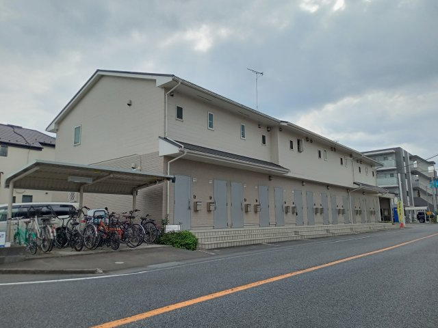 稲城市東長沼のアパートの外観