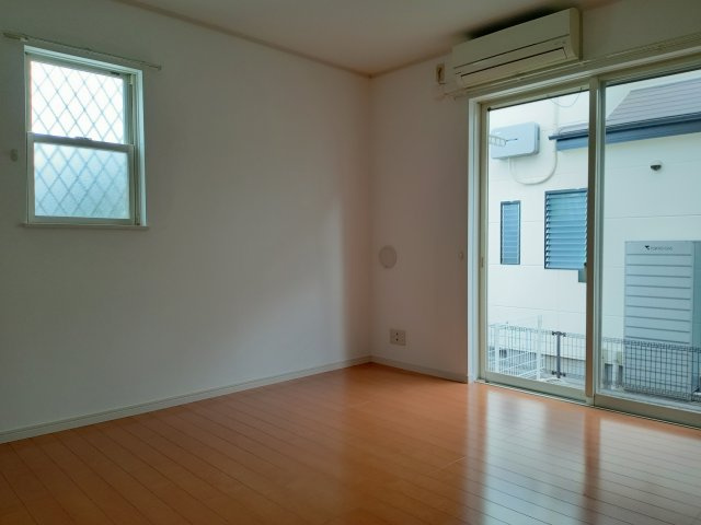 稲城市東長沼のアパートの居間・リビング