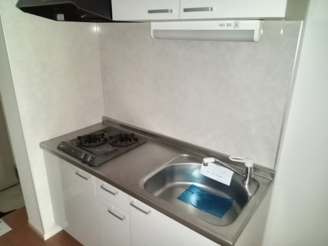 稲城市東長沼のアパートのキッチン