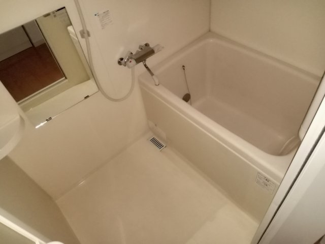稲城市東長沼のアパートの浴室