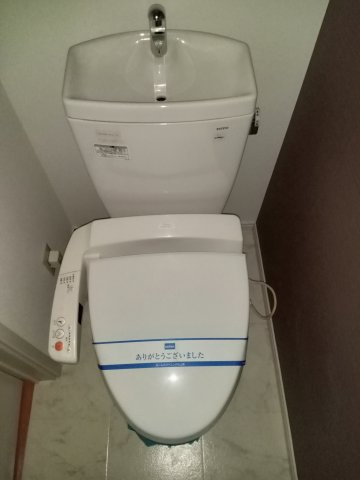 稲城市東長沼のアパートのトイレ