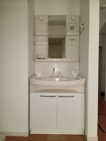 稲城市東長沼のアパートの洗面所