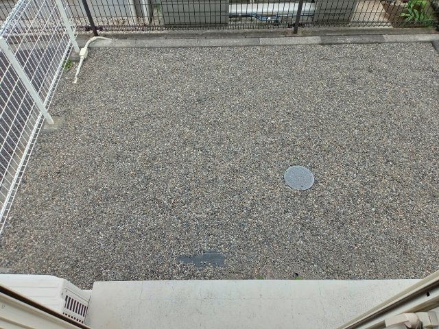 稲城市東長沼のアパートの庭
