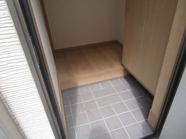 多摩市関戸５丁目のアパートの玄関