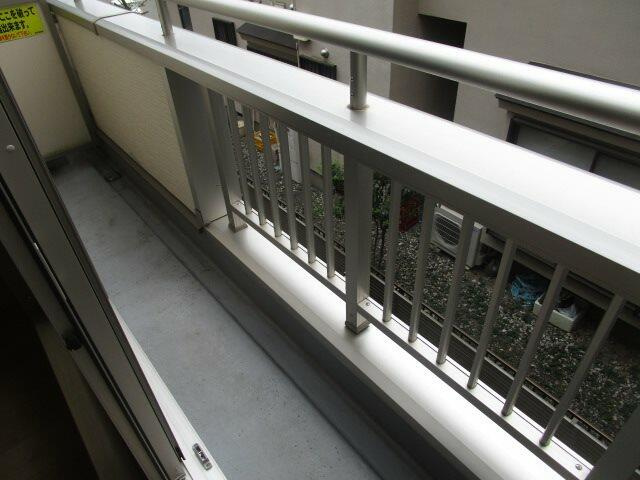 多摩市関戸５丁目のアパートのバルコニー