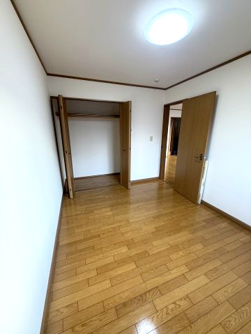 ドミールミサキの洋室