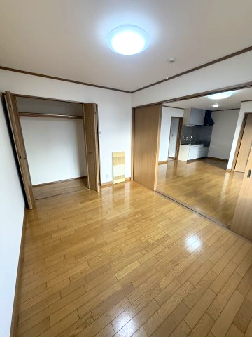 ドミールミサキの洋室