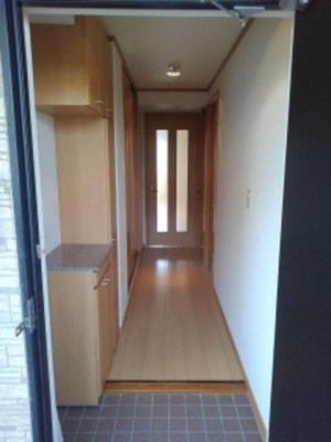 【玄関】 | アヴニールヴィラ栂前Ｂ | 収納もある玄関です