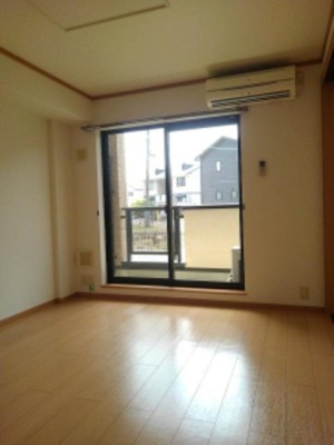 【居間・リビング】 | アヴニールヴィラ栂前Ｂ | こちらのリビングで趣味の時間をお楽しみください