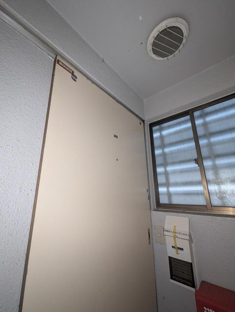 引戸タイプの玄関扉です
