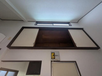 お部屋の上部に収納があります