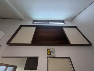 お部屋の上部に収納があります