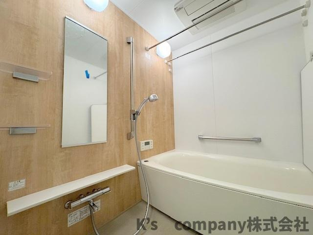 ◎茅ヶ崎市元町　ジオ茅ヶ崎フレシアの浴室|温かい色合いのアクセントパネルで癒しの空間♪