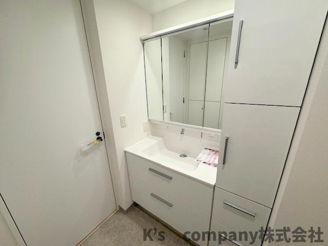 ◎茅ヶ崎市元町　ジオ茅ヶ崎フレシアの独立洗面台|三面鏡の内側には小物収納が充実しています◇