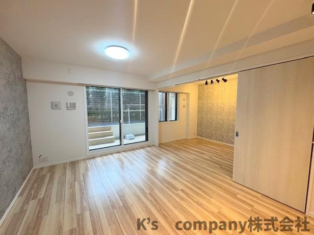 ◎茅ヶ崎市元町　ジオ茅ヶ崎フレシアの居間・リビング|リビングの正面にはテラスと専用庭が広がっています◇