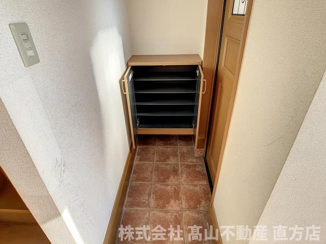 直方市大字中泉のテラスの玄関