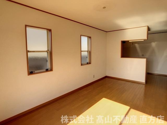 直方市大字中泉のテラスの居間・リビング