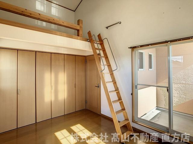 直方市大字中泉のテラスの洋室