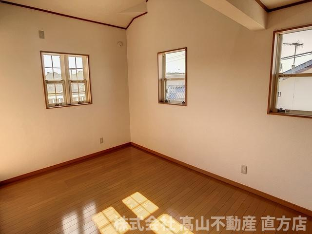 直方市大字中泉のテラスの洋室