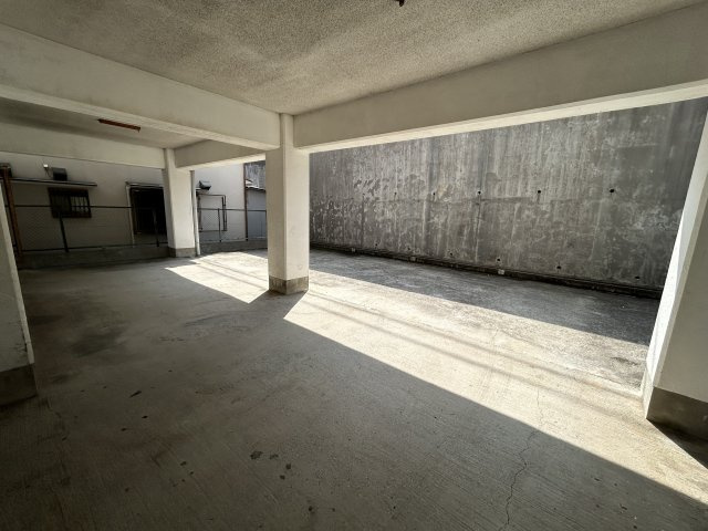 エクリート朝霧の駐車場