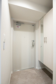 グロリアコート市川の玄関