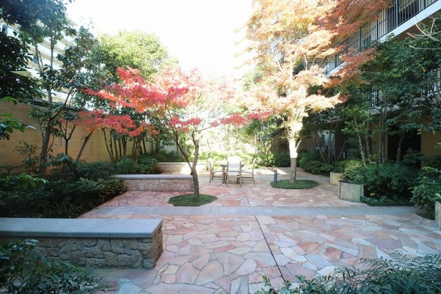 【その他共用部分】 | シーズンスイート志木の杜　(丸井志木店) | 四季を感じられる植栽豊かな中庭。