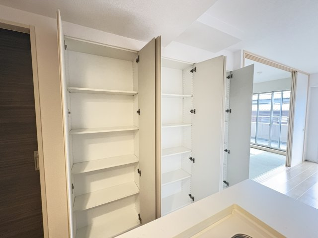 【収納】 | シーズンスイート志木の杜　(丸井志木店) | 現地（2025年11月）撮影
リビングには便利な収納スペースを完備。