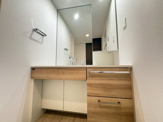 【独立洗面台】 | シーズンスイート志木の杜　(丸井志木店) | 現地（2025年11月）撮影
収納たっぷりの洗面化粧台。