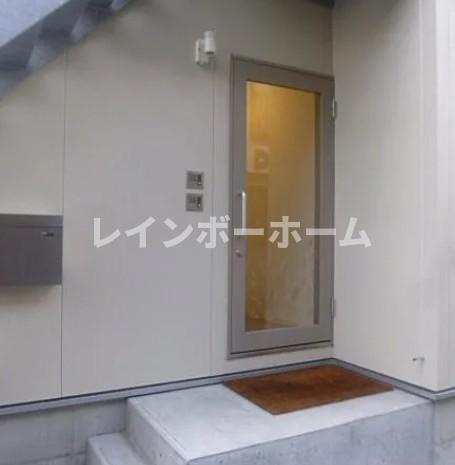 イチカワアパートメンツ+アトリエのエントランス