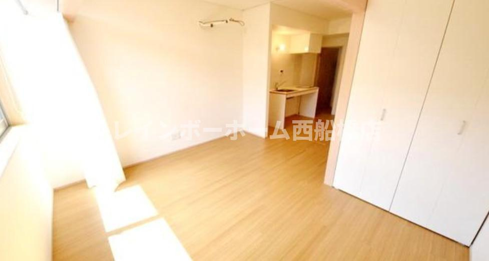 イチカワアパートメンツ+アトリエの居間・リビング