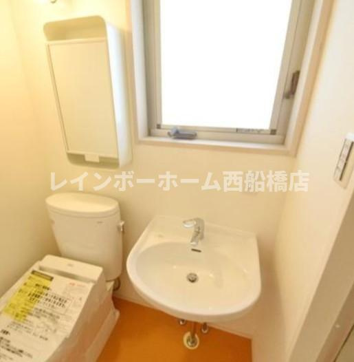 イチカワアパートメンツ+アトリエの洗面所