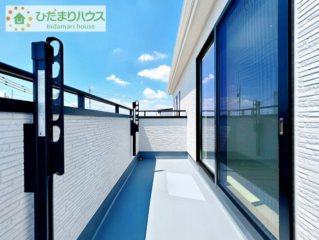 【バルコニー】 | つくば市高見原1丁目23-P1　新築戸建　10号棟 | 広々としたバルコニー。お洗濯物もぜーんぶ干せちゃいます！！