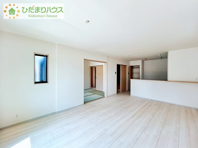 【居間・リビング】 | つくば市高見原1丁目23-P1　新築戸建　10号棟 | お子様が元気に遊べる広々としたリビングです！