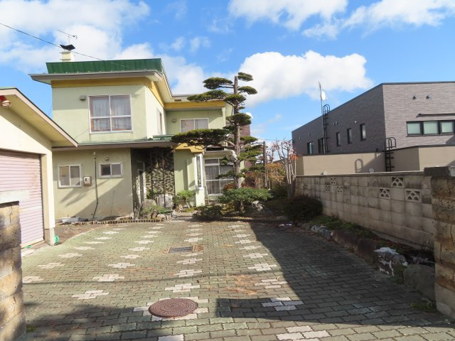 北見市花月町１１番地４、１１番３４８　中古売家の駐車場