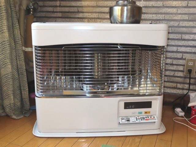 【冷暖房・空調設備】 | 北見市花月町１１番地４、１１番３４８　中古売家 | 床暖ストーブ