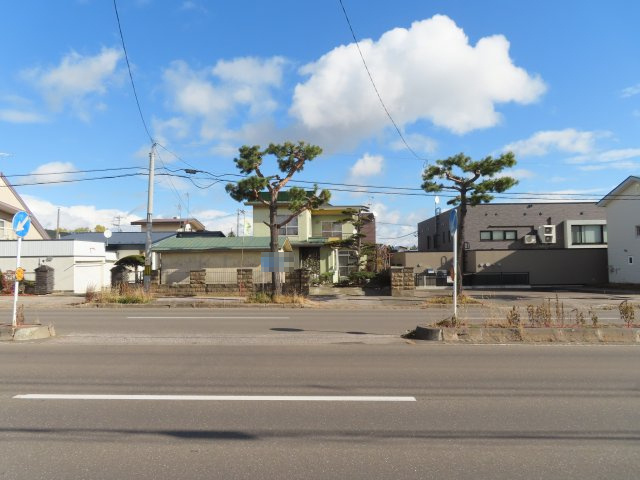 北見市花月町１１番地４、１１番３４８　中古売家の前面道路含む現地写真